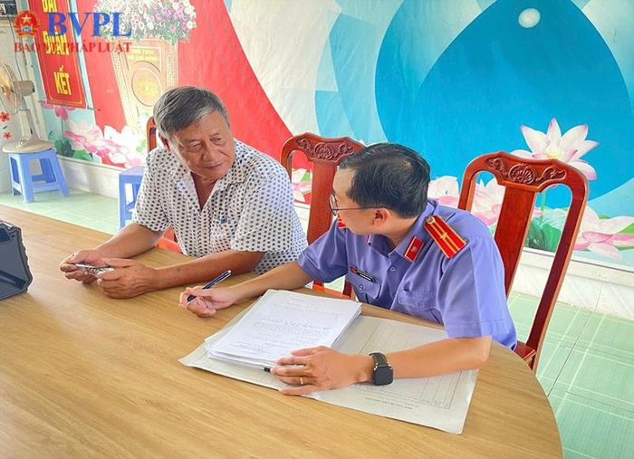 Kiểm sát viên xác minh vụ việc với đương sự.