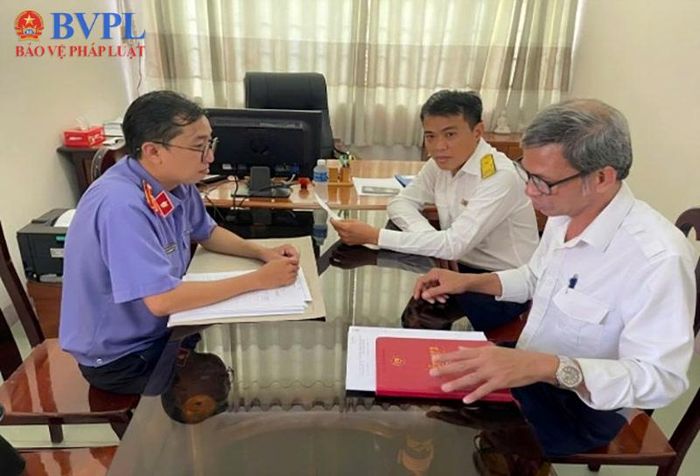 Đại diện VKSND khu vực 12, tỉnh An Giang làm việc với đại diện Thuế cơ sở 9, tỉnh An Giang.