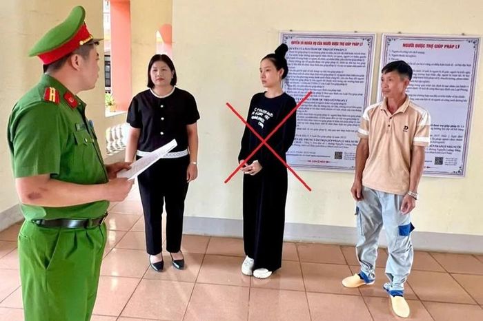 Cơ quan CSĐT Công an tỉnh Lai Châu tống đạt các quyết định đối với bị can (dấu x).