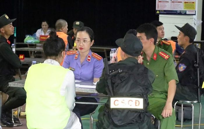 Kiểm sát viên tham gia cùng Điều tra viên lấy lời khai đối tượng trong vụ án.