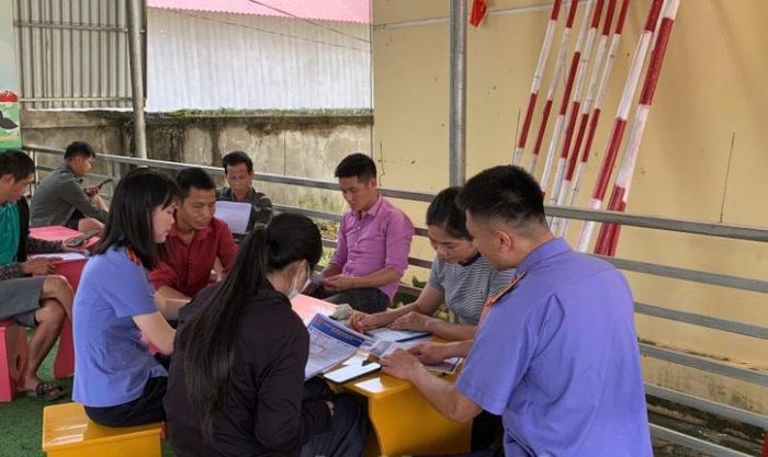 Đoàn viên thanh niên VKSND khu vực 2 tuyên truyền về Nghị quyết 205 cho các bậc phụ huynh.