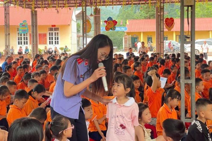 Đoàn viên thanh niên VKSND khu vực 2 tuyên truyền pháp luật và giao lưu với các em học sinh.