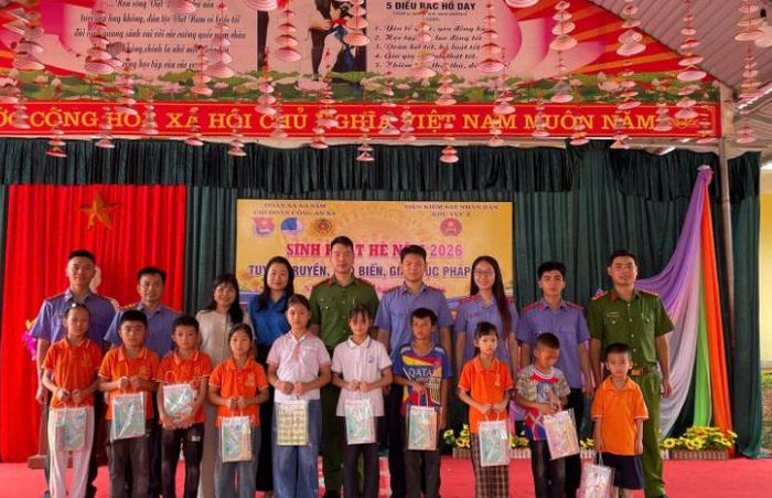 VKSND khu vực 2, Công an xã Na Sầm, Đoàn thành niên xã Na Sầm trao tặng quà cho các em học sinh có hoàn cảnh khó khăn.