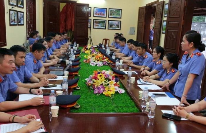 Đồng chí Hồ Ngọc Bích - Phó Bí thư Đảng ủy, Phó Viện trưởng VKSND tỉnh Lạng Sơn phát biểu tại buổi sinh hoạt chuyên đề.