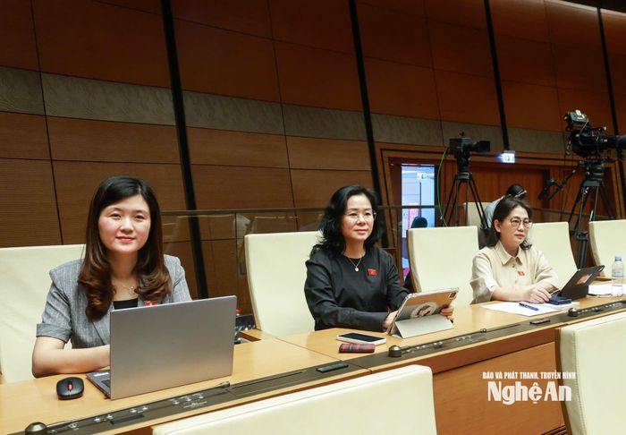 Đoàn ĐBQH tỉnh Nghệ An dự kỳ họp. Ảnh: Viết Chung