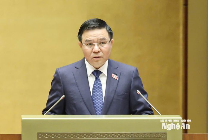Bộ trưởng Bộ Công Thương Lê Mạnh Hùng trình bày Báo cáo tiếp thu, giải trình, chỉnh lý dự thảo Luật. Ảnh: Viết Chung
