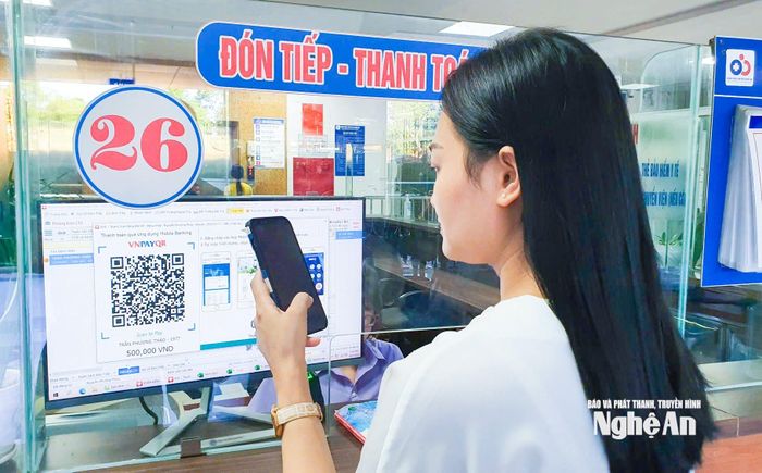 Bệnh nhân thanh toán chi phí khám, điều trị qua mã QR tự động tại Bệnh viện Sản Nhi Nghệ An. Ảnh: Mai Hoa