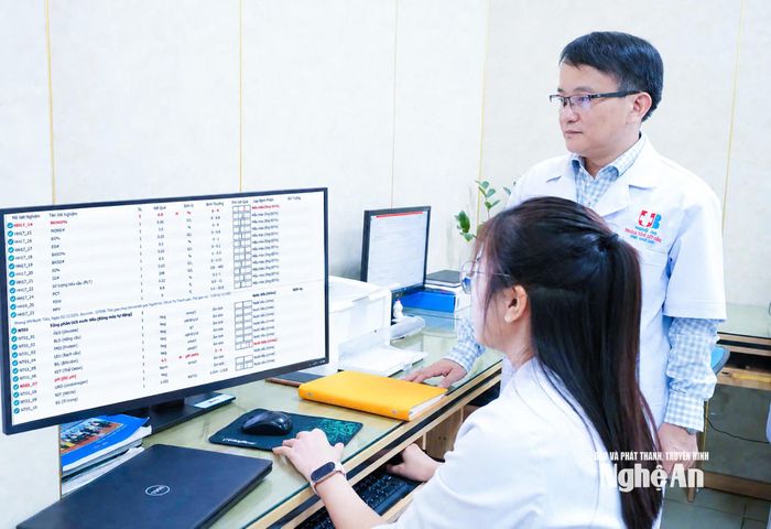 Lãnh đạo Bệnh viện Ung bướu Nghệ An kiểm tra các dữ liệu người bệnh trên phần mềm bệnh án điện tử. Ảnh: Mai Hoa
