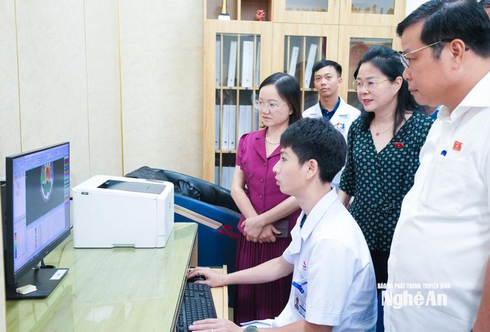 Đoàn đại biểu Quốc hội tỉnh giám sát thực hiện chính sách, pháp luật về phát triển khoa học, công nghệ và đổi mới sáng tạo tại Bệnh viện Ung bướu Nghệ An. Ảnh: Mai Hoa