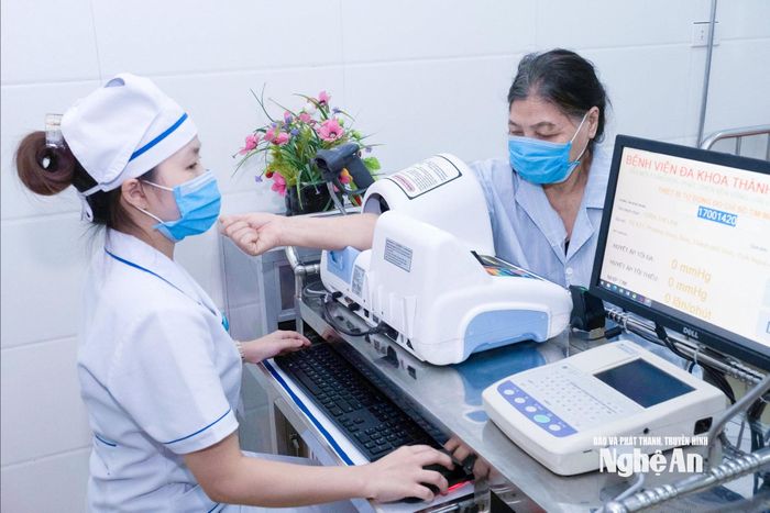 Bệnh viện Đa khoa Thành phố Vinh sử dụng xe đa năng tích hợp kết quả điện tim, đo huyết áp... phục vụ bệnh nhân tại phòng bệnh. Ảnh: Mai Hoa.