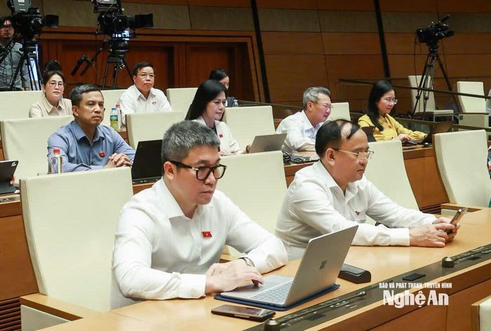Đoàn ĐBQH tỉnh Nghệ An dự kỳ họp. Ảnh: Quang Vinh