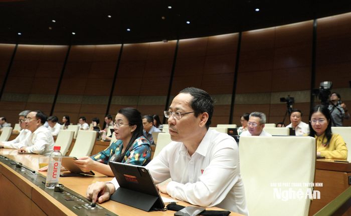 Đoàn ĐBQH tỉnh Nghệ An dự kỳ họp. Ảnh: Viết Chung