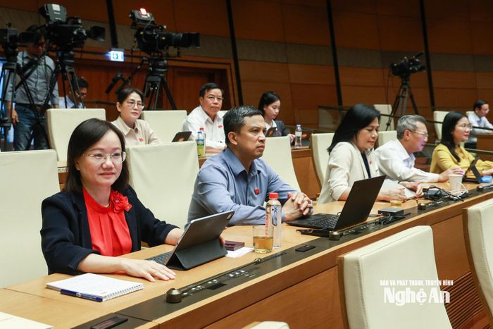 Đoàn ĐBQH tỉnh Nghệ An dự kỳ họp. Ảnh: Quang Vinh