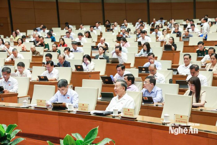 Các đồng chí lãnh đạo Đảng, Nhà nước, đại biểu dự kỳ họp. Ảnh: Quang Vinh