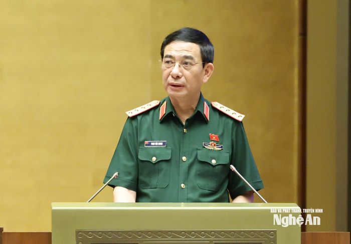 Đại tướng Phan Văn Giang - Phó Thủ tướng Chính phủ, Bộ trưởng Bộ Quốc phòng trình bày báo cáo tiếp thu, giải trình và chỉnh lý dự thảo luật. Ảnh: Quang Vinh