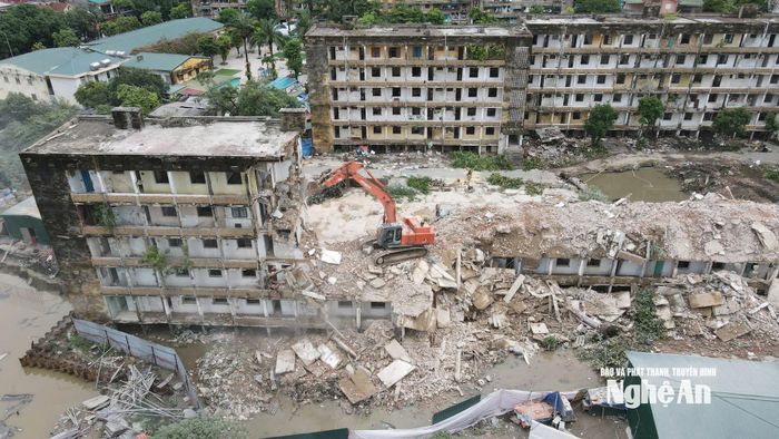 Máy móc được huy động để phá dỡ 2 toà chung cư C5, C6. Ảnh: Q.A