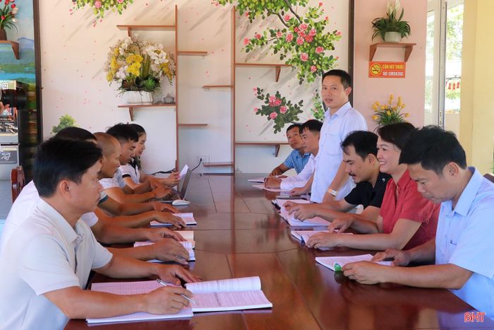 Giáo viên Trường THPT Cù Huy Cận sinh hoạt chuyên môn, chuẩn bị cho năm học mới.