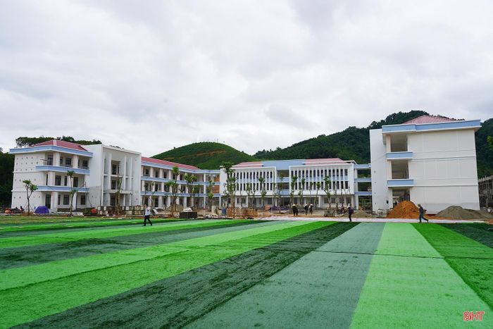 Trường Phổ thông nội trú liên cấp TH&THCS Sơn Kim 1 đang gấp rút hoàn thiện để bàn giao trước năm học mới.