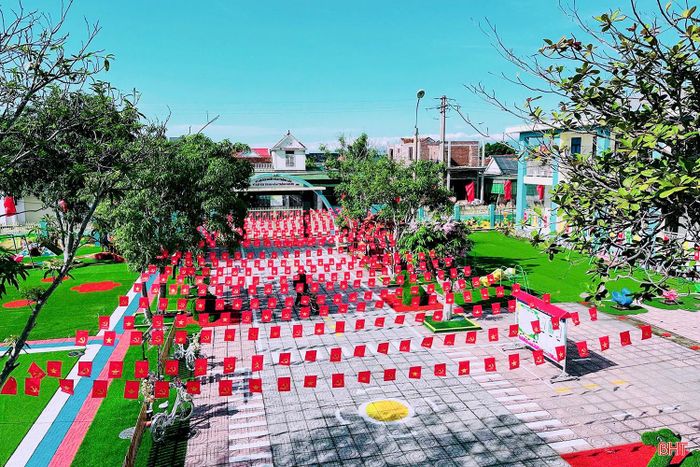 Các nhà trường đã rực rỡ sắc màu cờ, hoa, sẵn sàng đón học sinh trở lại.