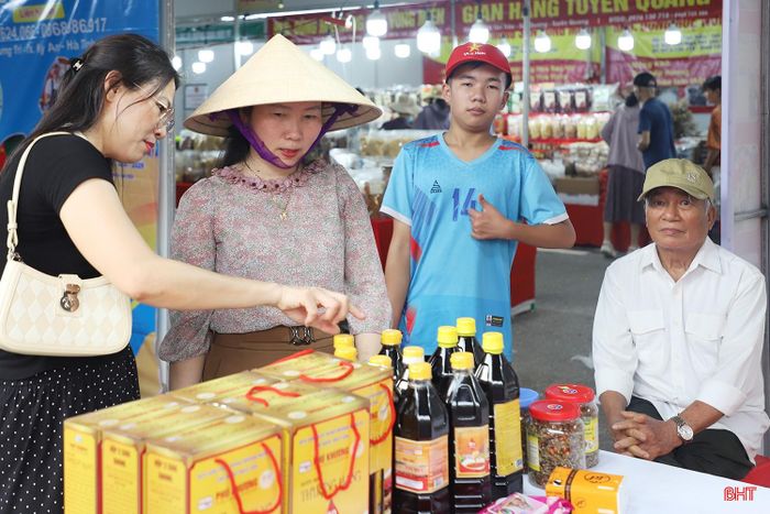 Tại hội chợ, nhóm sản phẩm làng nghề truyền thống tiếp tục tạo dấu ấn, trong đó nổi bật là nước mắm. Từ nguồn nguyên liệu tươi ngon, quy trình chế biến được gìn giữ qua nhiều thế hệ, những giọt nước mắm mang hương vị đặc trưng của vùng biển Hà Tĩnh là sự lựa chọn của nhiều khách hàng.