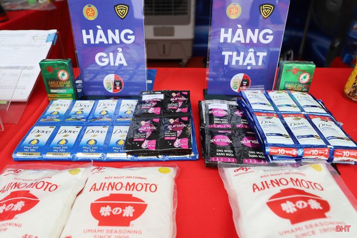  Anh Phạm Lợi - Kiểm soát viên thị trường, Chi cục Quản lý thị trường Hà Tĩnh cho biết: “Hàng trăm sản phẩm được bố trí thành hai nhóm hàng thật và hàng giả để người dân trực tiếp quan sát, so sánh các dấu hiệu nhận biết. Hoạt động này nhằm cung cấp thêm kiến thức cho người tiêu dùng, giúp hạn chế nguy cơ mua phải hàng giả, hàng kém chất lượng, hàng không rõ nguồn gốc". 