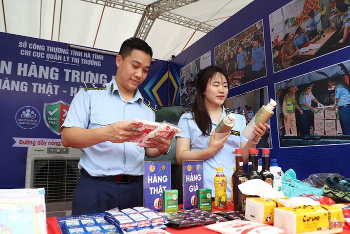 Cùng với doanh nghiệp, HTX, hộ sản xuất, kinh doanh, nhiều đơn vị, địa phương của Hà Tĩnh tham gia quảng bá sản phẩm đặc trưng. Đáng chú ý, gian hàng trưng bày hàng thật - hàng giả của Chi cục Quản lý thị trường Hà Tĩnh mang đến một cách tiếp cận khác, giúp người tiêu dùng nhận diện hàng hóa và nâng cao kỹ năng tự bảo vệ quyền lợi khi mua sắm.