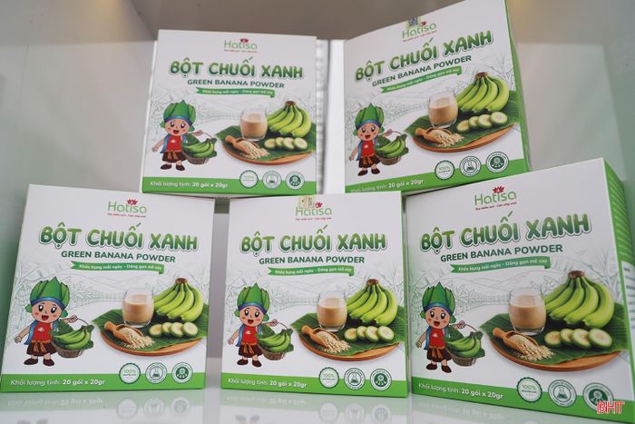  Anh Nguyễn Mạnh Cường – Giám đốc Công ty TNHH Đầu tư và Phát triển Nhật Quang Phát thông tin: “Doanh nghiệp đã đầu tư nhà máy tại CCN Phù Việt, sản xuất giấy vệ sinh. Đồng thời, chúng tôi đầu tư dây chuyền sản xuất bột rau củ, bột chuối xanh với thương hiệu Hatisa, góp phần tạo đầu ra cho nguyên liệu của nông dân. Tham gia hội chợ là cơ hội để đơn vị quảng bá sản phẩm, kết nối cung - cầu và mở rộng thị trường tiêu thụ”. 
