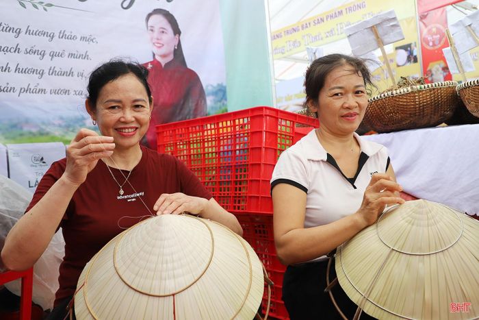  Tại gian hàng nón Đan Du, các "nghệ nhân" trực tiếp trình diễn công đoạn đan nón. Đây là cách để sản phẩm không chỉ được nhìn thấy mà còn được “kể chuyện” bằng chính đôi tay của người làm nghề. Theo chị Nguyễn Thị Dung - Giám đốc HTX Nông sản dược liệu xanh (xã Kỳ Khang): "Làng nón Đan Du đã tồn tại từ lâu đời. Ngoài trưng bày sản phẩm, chúng tôi bố trí các bà, các chị trực tiếp đan nón tại hội chợ để tạo điểm nhấn, giúp khách tham quan hiểu hơn về nghề truyền thống”. 
