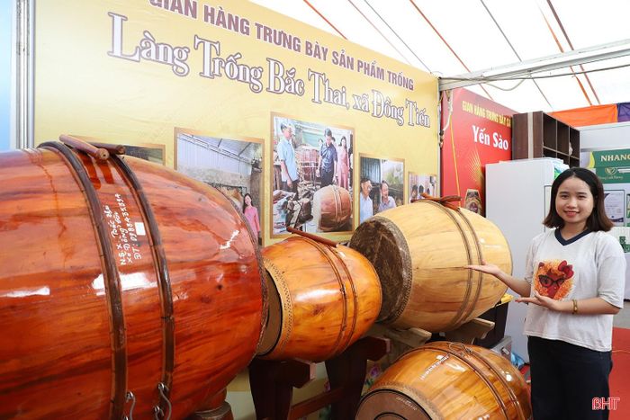 Một điểm nhấn khác tại hội chợ là sự xuất hiện của các sản phẩm thủ công truyền thống như: trống Bắc Thai (xã Đồng Tiến), nón Đan Du (xã Kỳ Khang)... Những sản phẩm vốn gắn với đời sống làng quê được đưa vào không gian thương mại hiện đại, tạo nên sự giao thoa thú vị.