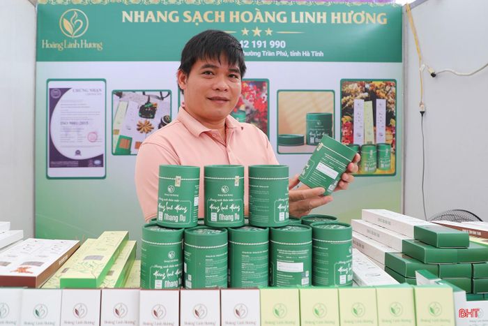  Tại hội chợ, những mặt hàng được chế tác từ trầm hương, thảo mộc cũng thu hút sự chú ý. Anh Trần Văn Hoàng - cơ sở nhang sạch thảo mộc Hoàng Linh Hương (phường Trần Phú) cho hay: "Chúng tôi đưa đến hội chợ nhiều dòng sản phẩm được sản xuất từ nguyên liệu địa phương như: nhang hương bài, nhang quế, nụ thảo mộc... Với những hộ sản xuất quy mô nhỏ, hội chợ là dịp thuận lợi để giới thiệu sản phẩm, tiếp cận người tiêu dùng và tìm kiếm cơ hội mở rộng thị trường". 