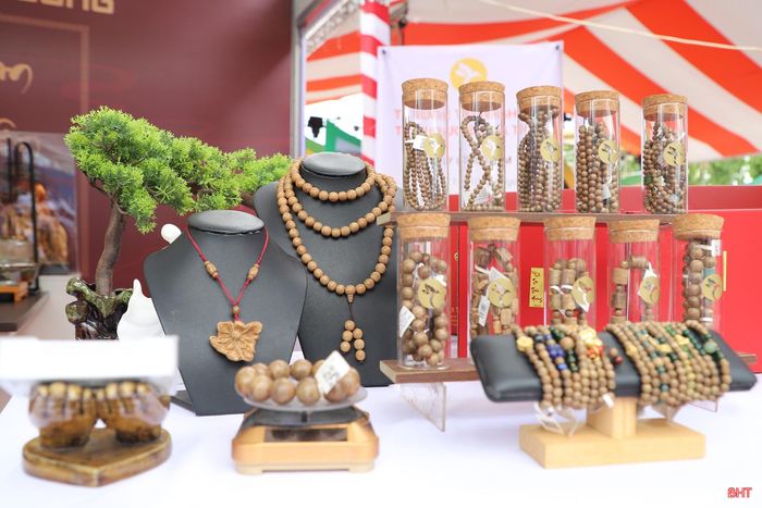  Ông Trương Văn Thuận - Phó Giám đốc phụ trách Trung tâm Khuyến công và Xúc tiến thương mại Hà Tĩnh cho hay: “Tham gia hội chợ, Hà Tĩnh có hơn 60 gian hàng với sự góp mặt của hơn 56 doanh nghiệp, HTX, hộ sản xuất, kinh doanh. 190 sản phẩm công nghiệp nông thôn (CNNT) tiêu biểu các cấp, 286 sản phẩm OCOP cấp quốc gia và cấp tỉnh được trưng bày tại hội chợ cho thấy sự phát triển của CNNT Hà Tĩnh”. 