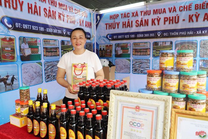  Bà Trương Thị Miện - Giám đốc HTX Thu mua và chế biến thủy hải sản Kỳ Phú (xã Kỳ Anh) chia sẻ: “Công tác tổ chức hội chợ bài bản, các gian hàng được bố trí thuận lợi cho người dân tham quan, mua sắm. Ngay trong lễ khai mạc, lượng khách đến mua sắm tại cửa hàng rất đông. Các sản phẩm cá mờm rim, nước mắm Đỉnh Miện... "cháy hàng", chúng tôi phải tăng cường đưa hàng ra để đáp ứng nhu cầu khách hàng”. 