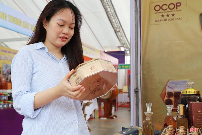  Ông Lê Trung Phước - Giám đốc Sở Công Thương Hà Tĩnh khẳng định: “Hội chợ là hoạt động quan trọng trong chương trình khuyến công quốc gia của Bộ Công Thương, góp phần thúc đẩy phát triển CNNT. Hội chợ không chỉ là nơi trưng bày, quảng bá mà còn tạo không gian để các doanh nghiệp, HTX và cơ sở sản xuất, kinh doanh trên địa bàn kết nối cung - cầu, tìm kiếm đối tác, mở rộng thị trường, liên kết sản xuất, chuyển giao công nghệ và từng bước hình thành những chuỗi giá trị mới". 