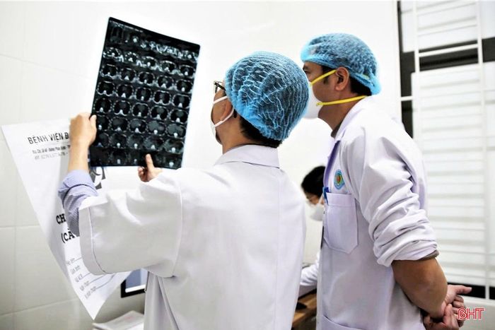 Thuốc lá gây ra nhiều bệnh lý nguy hiểm liên quan đến đường hô hấp. Ảnh: Các bác sĩ Bệnh viện Phổi Hà Tĩnh đánh giá phim chụp phổi cho một bệnh nhân có tiền sử hút thuốc lá lâu năm.