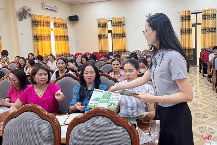 Trung tâm Kiểm soát bệnh tật Hà Tĩnh truyền thông phòng chống tác hại thuốc lá, nhất là khói thuốc thụ động cho chị em phụ nữ.
