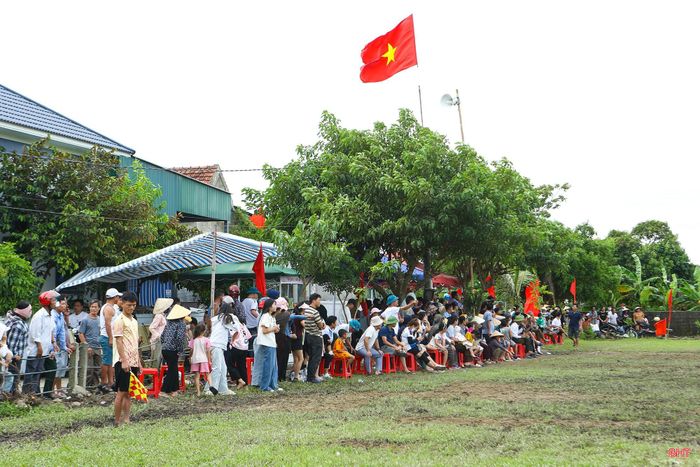 Không khí sôi nổi tại Giải Bóng đá nữ xã Hồng Lộc do họ Đặng Đình phối hợp tổ chức.