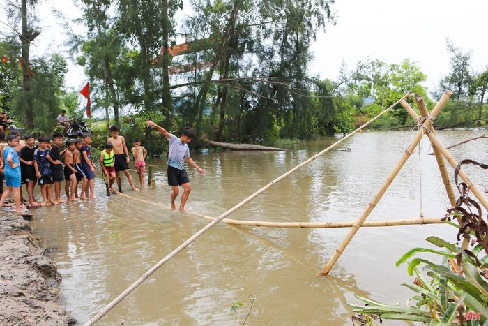 Thanh thiếu nhi hào hứng chơi trò chơi dân gian đi cầu kiều.