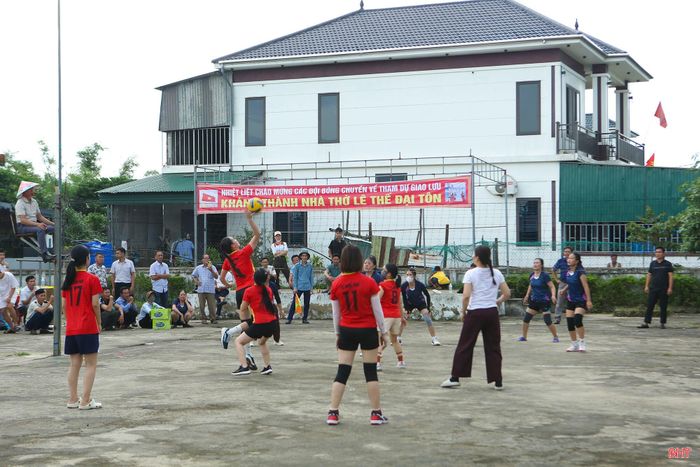 Giải Bóng chuyền nữ họ Lê Đại tôn ở thôn Thạch Bắc (xã Mai Phụ).