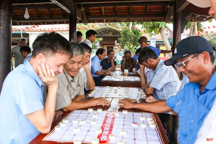 Thi đấu cờ thẻ, cờ tướng.