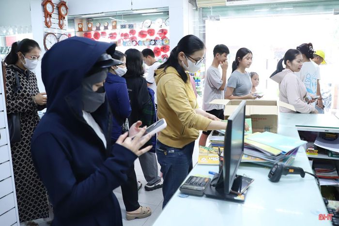 Nhiều phụ huynh lo lắng khi chưa mua được đủ sách cho con.