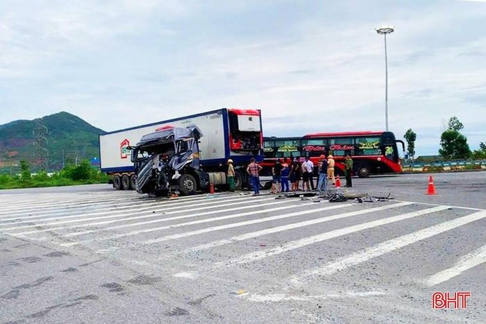 Theo đó, xe đầu kéo BKS 29C - 675.xx kéo theo rơ-móoc mang BKS 29R - 537.xx di chuyển trên quốc lộ 1 tuyến tránh Kỳ Anh theo hướng Bắc - Nam đã xảy ra va chạm với xe container BKS 77H - 080.xx kéo theo rơ-móoc BKS 77R - 044.xx lưu thông trên quốc lộ 12C từ nút giao cao tốc xuống tuyến tránh Kỳ Anh.