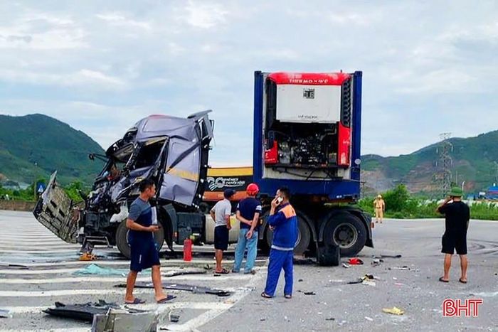 Vụ tai nạn giao thông xảy ra vào khoảng 8h30' ngày 23/8 tại khu vực ngã tư giao quốc lộ 1 tuyến tránh Kỳ Anh với quốc lộ 12C thuộc địa phận xã Kỳ Hoa, tỉnh Hà Tĩnh.