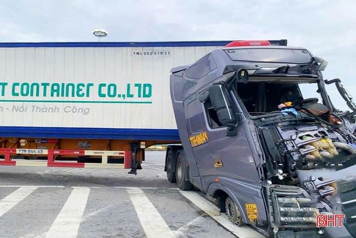 Sau chừng 30 phút, tài xế xe container đã được hỗ trợ đưa ra ngoài. Khu vực xảy ra vụ tai nạn giao thông có mặt đường êm thuận, hệ thống an toàn giao thông đầy đủ. Nguyên nhân vụ tai nạn đang được điều tra làm rõ.