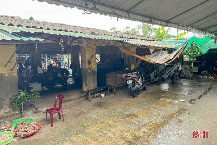 Không chỉ bất cập trong việc bố trí mặt bằng kinh doanh, cơ sở vật chất của chợ cũng đã xuống cấp nghiêm trọng. Chợ Trổ được đầu tư cải tạo trong giai đoạn 2012 - 2013 với tổng kinh phí hơn 2 tỷ đồng, do UBND xã Đức Nhân (cũ) làm chủ đầu tư. Sau hơn một thập kỷ khai thác, nhiều hạng mục đã hư hỏng, mái che dột nát, nền chợ xuống cấp. Mỗi khi trời mưa, nhiều khu vực bị ngập nước, lầy lội, ảnh hưởng lớn đến việc buôn bán cũng như trải nghiệm của người dân khi đến chợ.