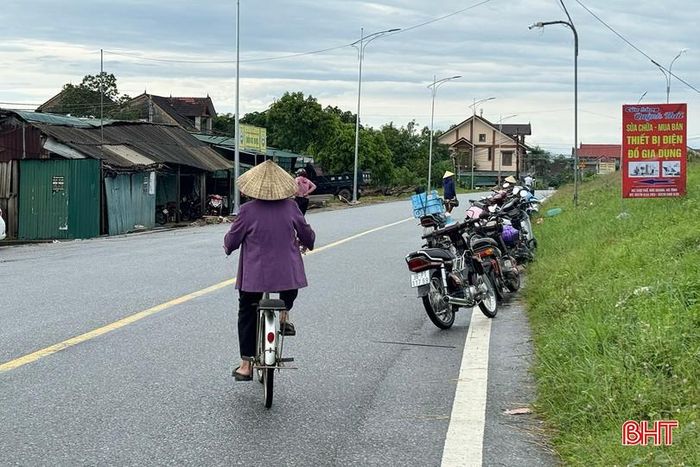 Một bất cập khác là chợ không có bãi đỗ xe tập trung. Từ nhiều năm nay, người dân và tiểu thương vẫn để xe máy dọc tuyến đường La Giang trước cổng chợ, nhiều thời điểm chiếm gần hết một làn đường, gây mất mỹ quan và tiềm ẩn nguy cơ mất an toàn giao thông, nhất là vào các giờ cao điểm.