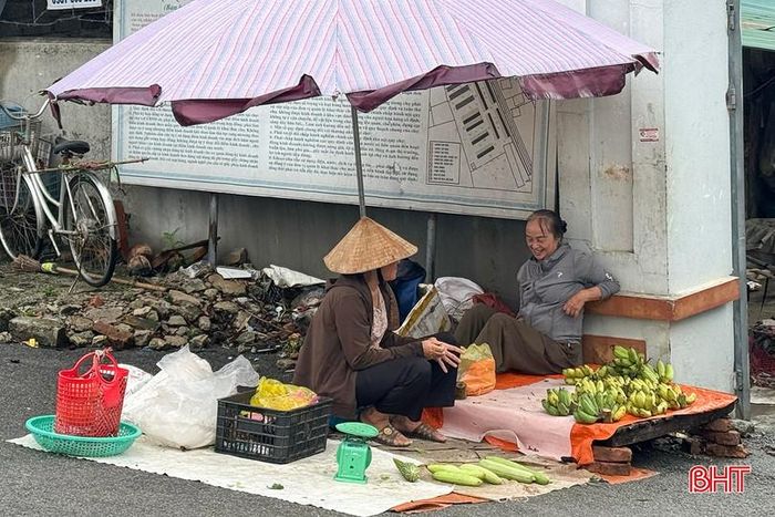 Tuy nhiên, thực tế cho thấy hoạt động kinh doanh tại chợ còn khá lộn xộn. Do thiếu điểm kinh doanh phù hợp, nhiều tiểu thương phải bày bán ngay khu vực cổng chợ, dọc các lối đi và các điểm giao cắt bên trong khuôn viên, gây cản trở việc đi lại của người mua bán.