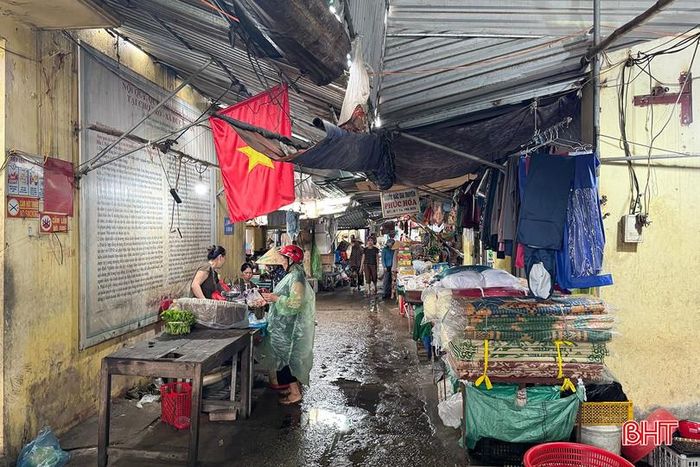"Chợ buôn bán còn khá lộn xộn, nhiều hộ bày hàng ở lối đi và trước cổng nên vừa mất mỹ quan, vừa gây bất tiện cho người mua bán. Người dân cũng lo ngại việc kinh doanh không được quy hoạch bài bản sẽ tiềm ẩn nguy cơ mất an ninh trật tự, cháy nổ và mất an toàn điện. Mong địa phương sớm có giải pháp nâng cấp, sắp xếp lại để bà con kinh doanh thuận lợi hơn và người dân đi chợ cũng an tâm hơn", anh Nguyễn Tiến Đạt – người dân xã Đức Quang cho biết.﻿
