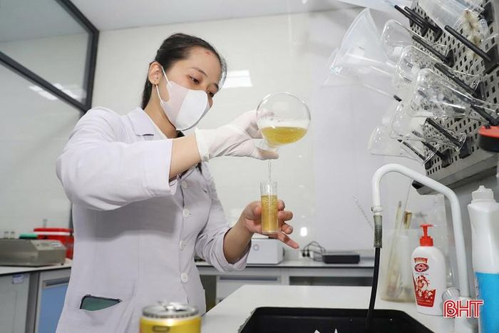 Sản phẩm của SAVABECO được kiểm tra toàn diện tại phòng thí nghiệm về hóa lý, vi sinh và cảm quan.