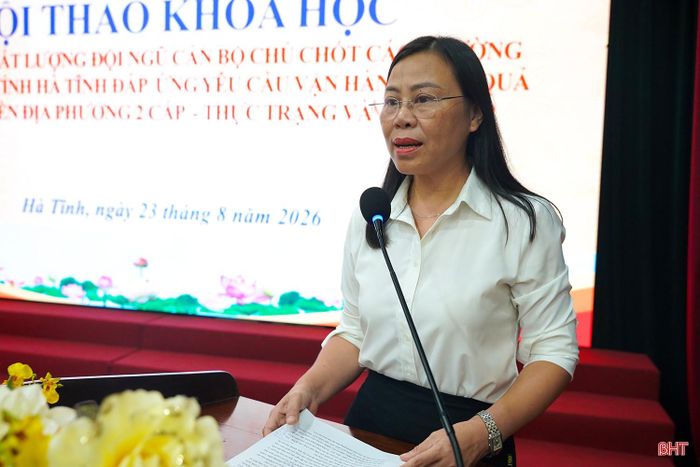 Th.S Nguyễn Thị Mỹ Hạnh - Trưởng khoa Xây dựng Đảng trình bày tham luận với chủ đề: "Đổi mới cơ chế đánh giá nhằm tạo động lực làm việc cho cán bộ chủ chốt các phường trên địa bàn tỉnh Hà Tĩnh bằng bộ chỉ số KPI trong bối cảnh vận hành chính quyền địa phương 2 cấp".