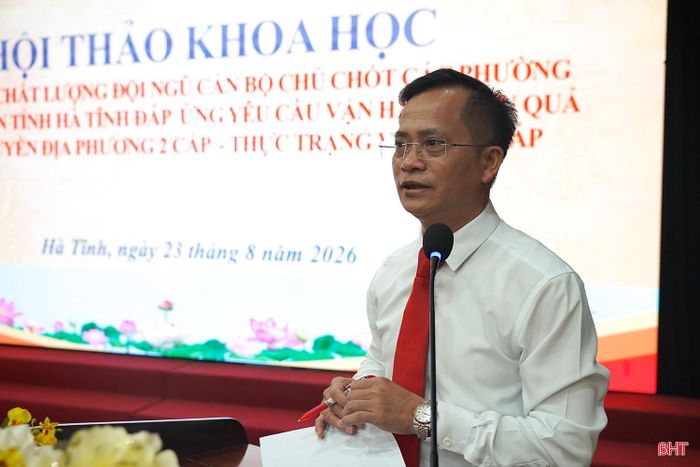 TS. Nguyễn Quang Ngọc - Phó Hiệu trưởng Trường Chính trị Trần Phú trình bày tham luận với chủ đề: "Năng lực quản trị phát triển địa phương của đội ngũ cán bộ chủ chốt xã, phường ở Hà Tĩnh trong giai đoạn hiện nay và yêu cầu đổi mới công tác đào tạo, bồi dưỡng tại Trường Chính trị Trần Phú".